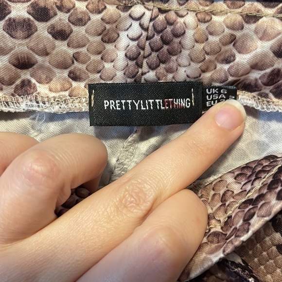 PRETTYLITTLETHING Shorts Size 2 Snakeskin Snake Print - Picture 4 of 6